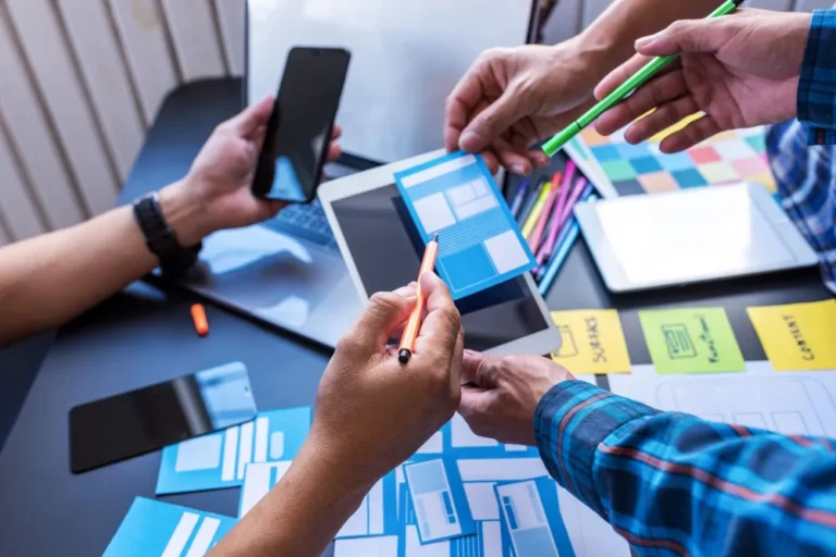 default_user_experience_teamwork_mobile_ux_ui_designers_working_co_working_space_workroom_c0f22362af